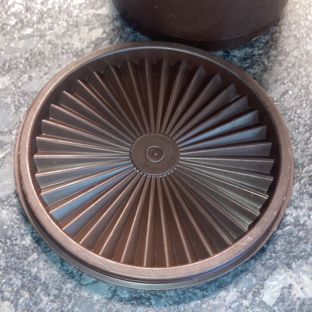 5x7 Vintage brown Tupperware canister. Great Preloved condition. - Picture 3 of 4
